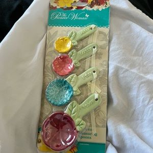 Pioneer woman measuring spoons